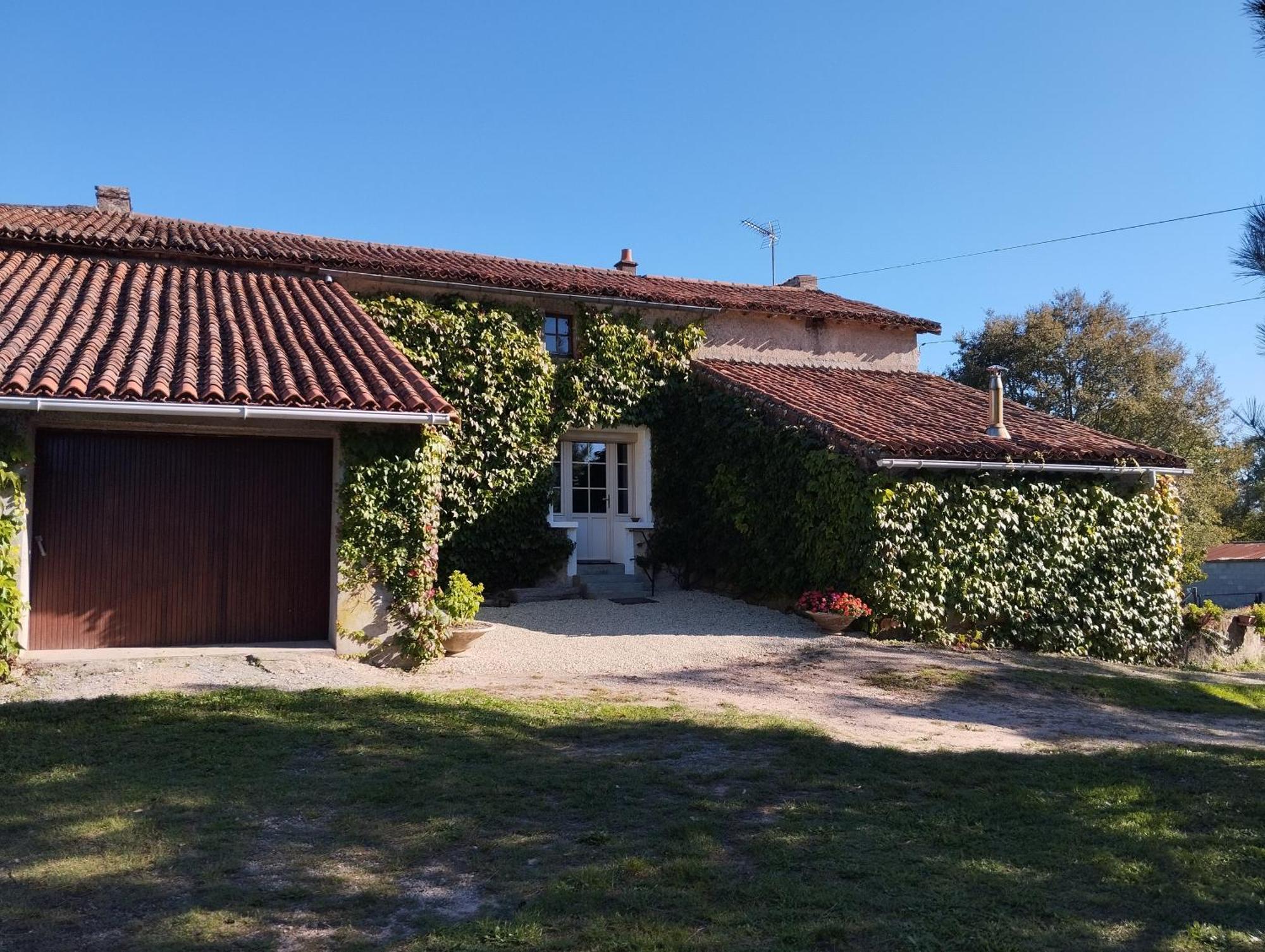Maison Au Calme Avec Vue Etang Clesse  エクステリア 写真
