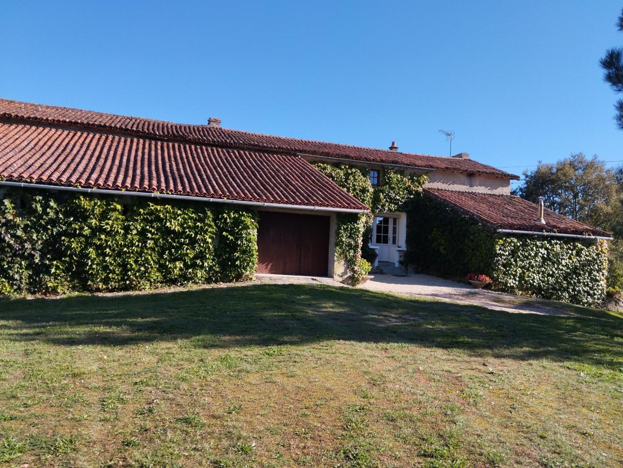 Maison Au Calme Avec Vue Etang Clesse  エクステリア 写真